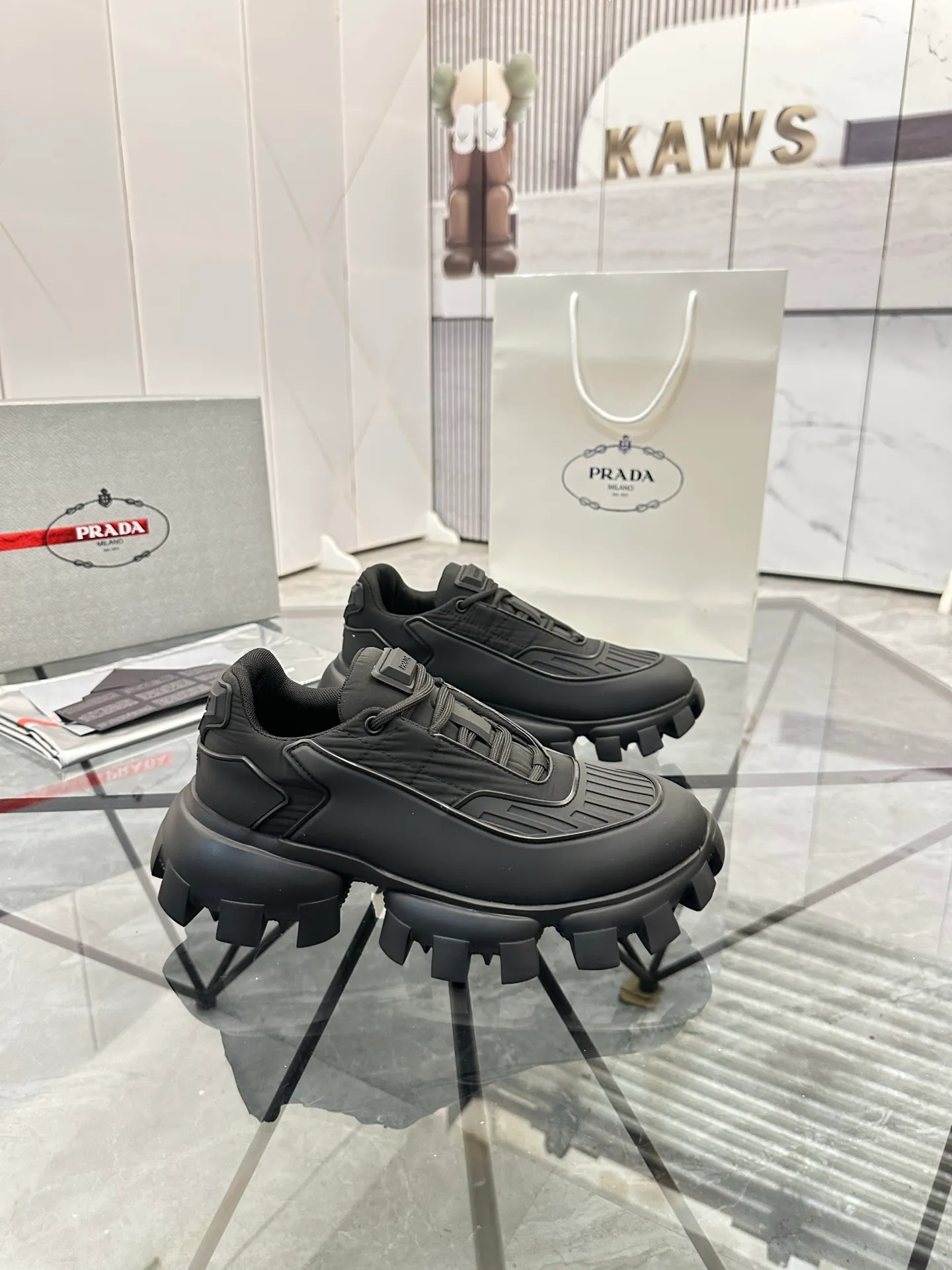 Men's shoes: 💰P540¥ High-end top quality Product trademark: Prada *"Prada*" low-top casual shoes Regular size: 38-45 (can be customized to 46) Product materials: imported breathable fly weave upper, professional glue-making process, breathable lining, cowhide foot pads, original ultra-light foam outsole. No.: 001